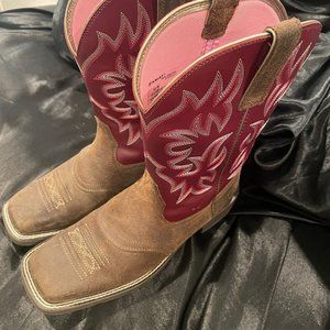 Brand new Ariat Delilah women' boots size 9. ONLY worn once!